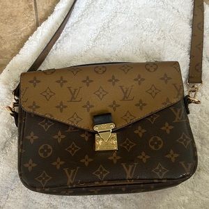 Louis Vuitton pochette metis. Re-poshing! EUC. Comes with duster.